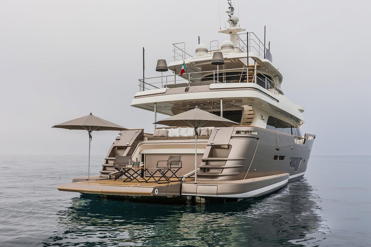Аренда мегаяхты Ferretti Yachts - YVONNE во Франции - бичклаб на корме